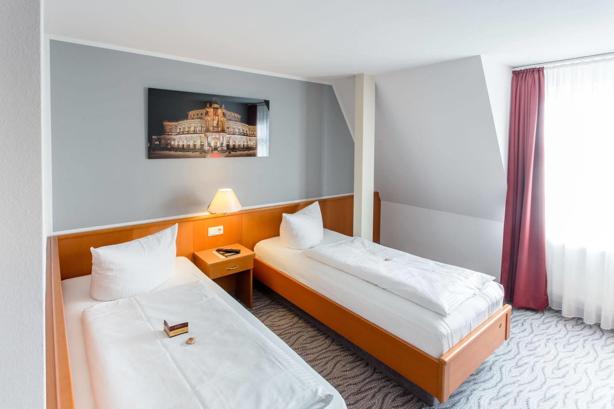 Hotel Kaiserhof Радеберг Экстерьер фото