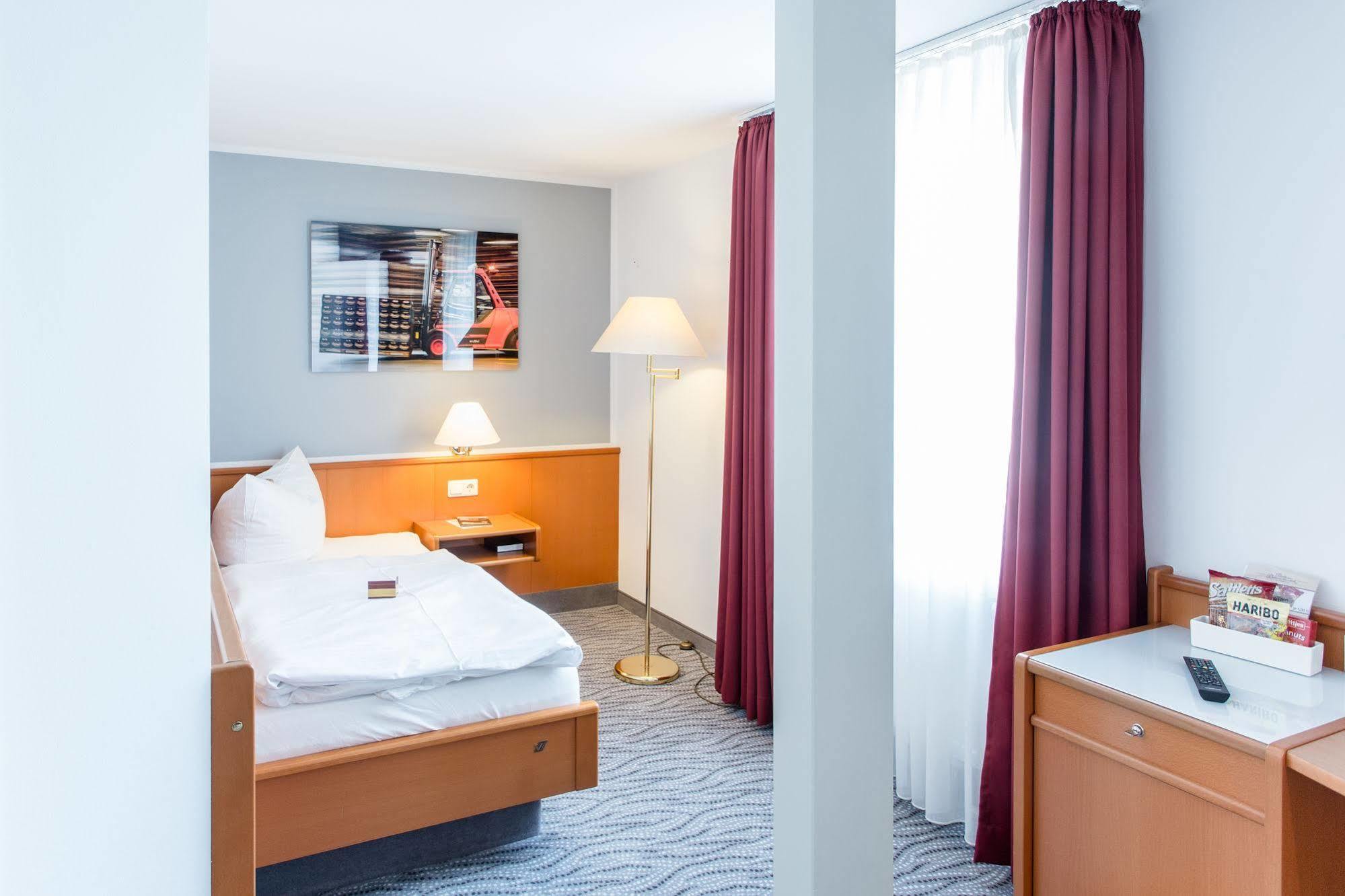 Hotel Kaiserhof Радеберг Экстерьер фото