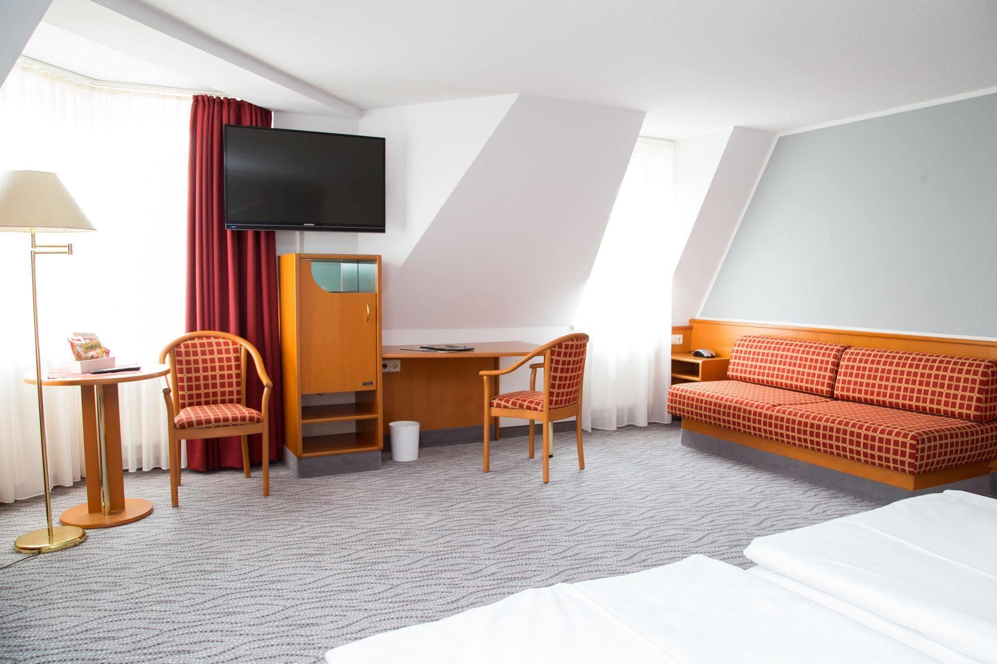 Hotel Kaiserhof Радеберг Экстерьер фото