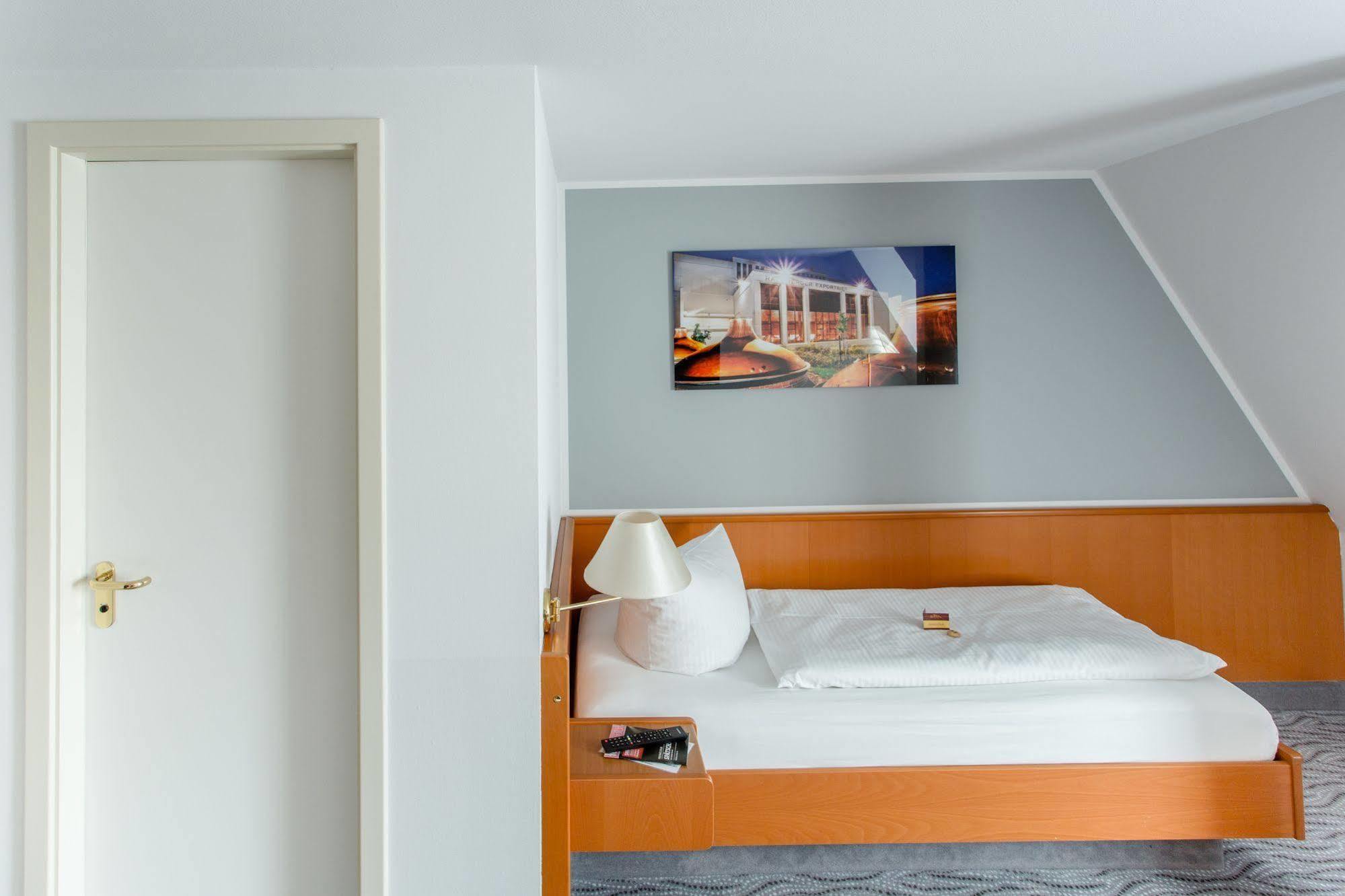 Hotel Kaiserhof Радеберг Экстерьер фото